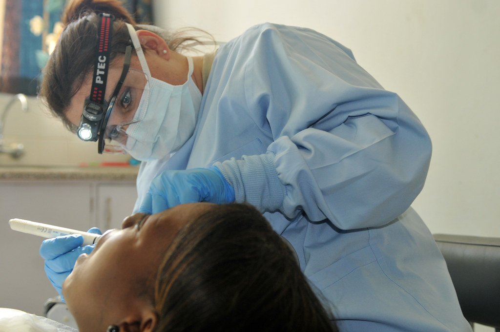 Dentista atendiendo a un paciente en consulta