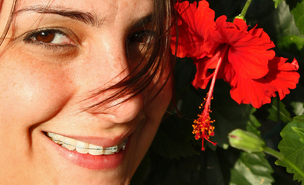 Paciente sonriendo con ortodoncia